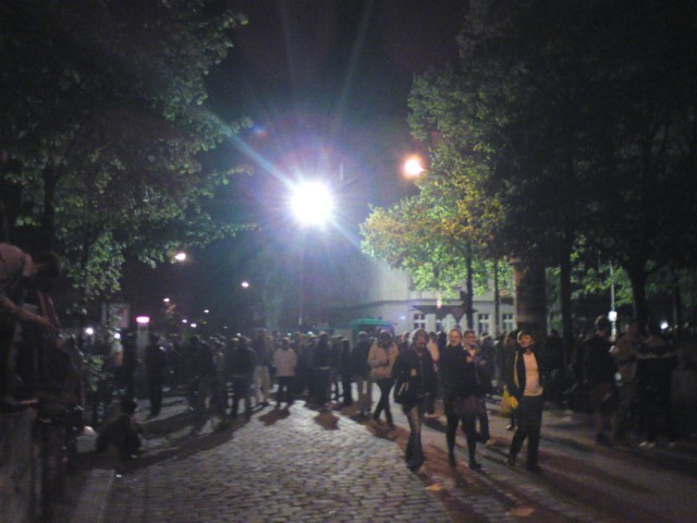 Scheinwerfer der Polizei erhellen am Vorabend des 1. Mai den Boxhagener Platz in Berlin