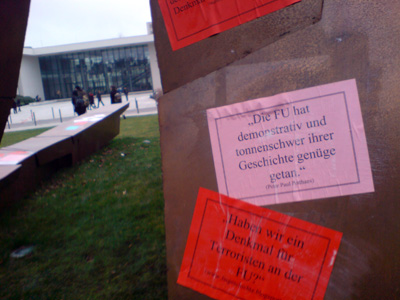 plakate am denkmal